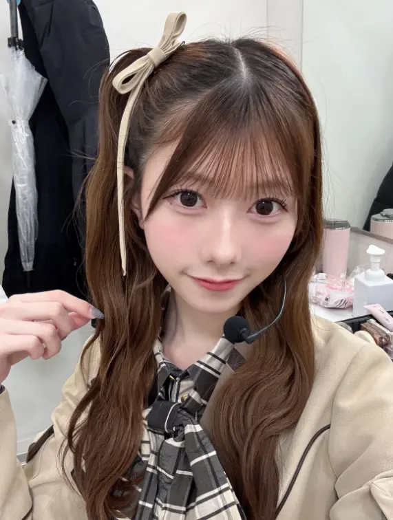 リボンをつけている女性