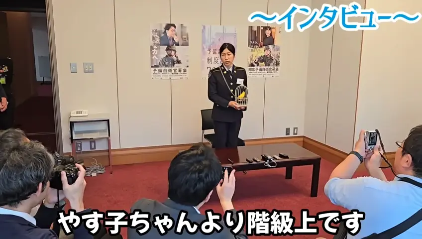 インタビューを受ける女性