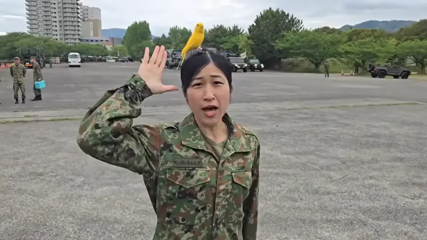 頭に鳥が乗っている女性