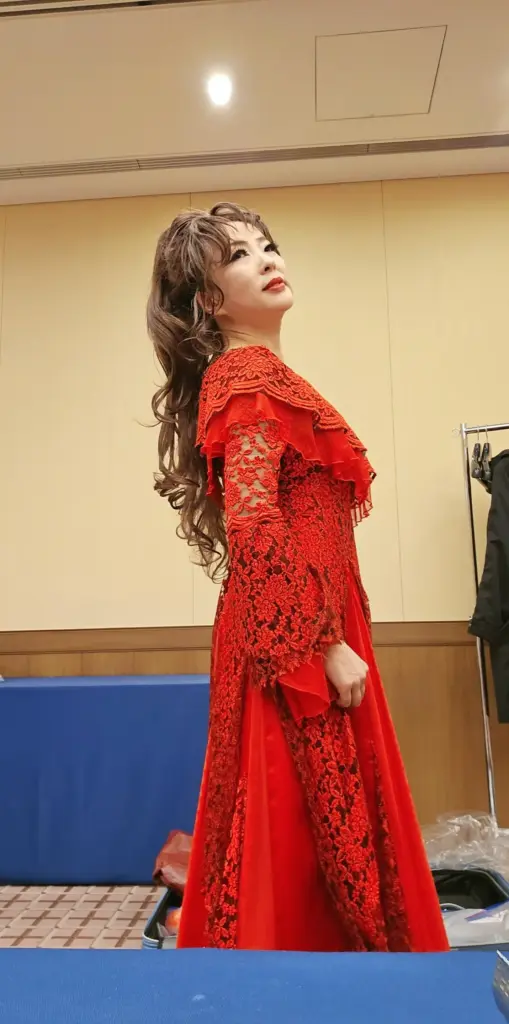 赤い服の女性