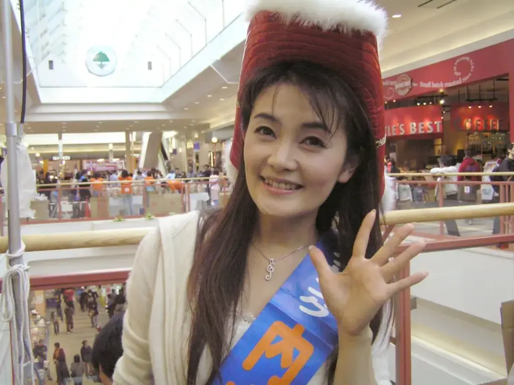 帽子をかぶる女性