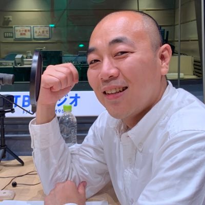 微笑む男性