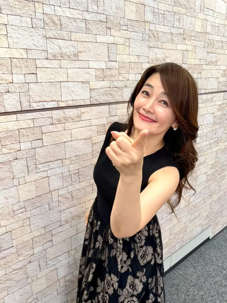 黒いドレスの女性
