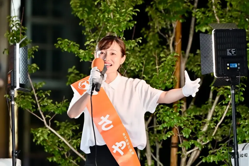 スピーチする女性