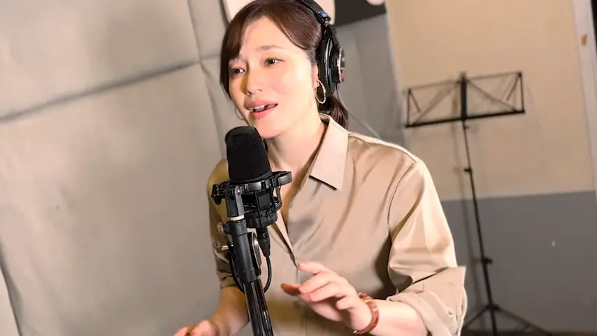 歌を歌う女性