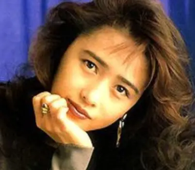 首をかしげる女性