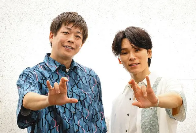 ピースする男性2人