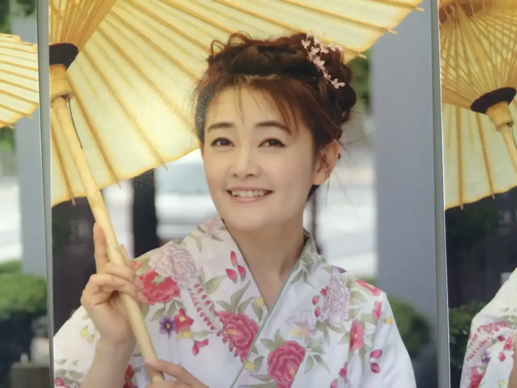 傘を持つ女性