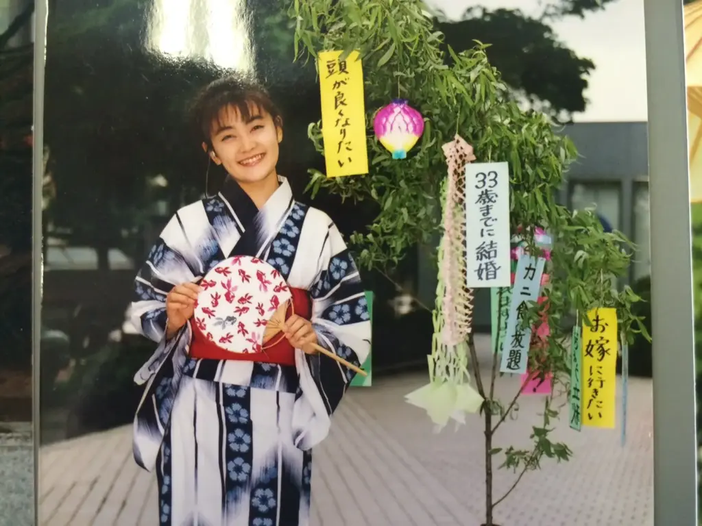 浴衣を着る女性