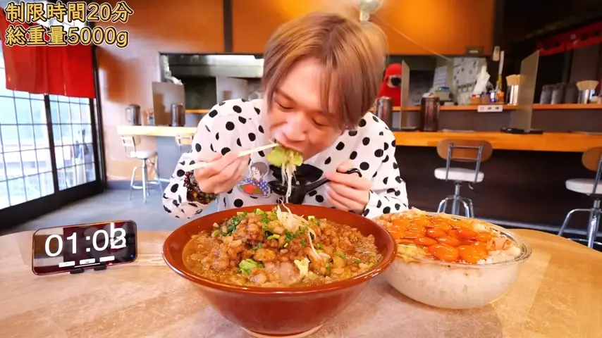 ご飯を食べている男性