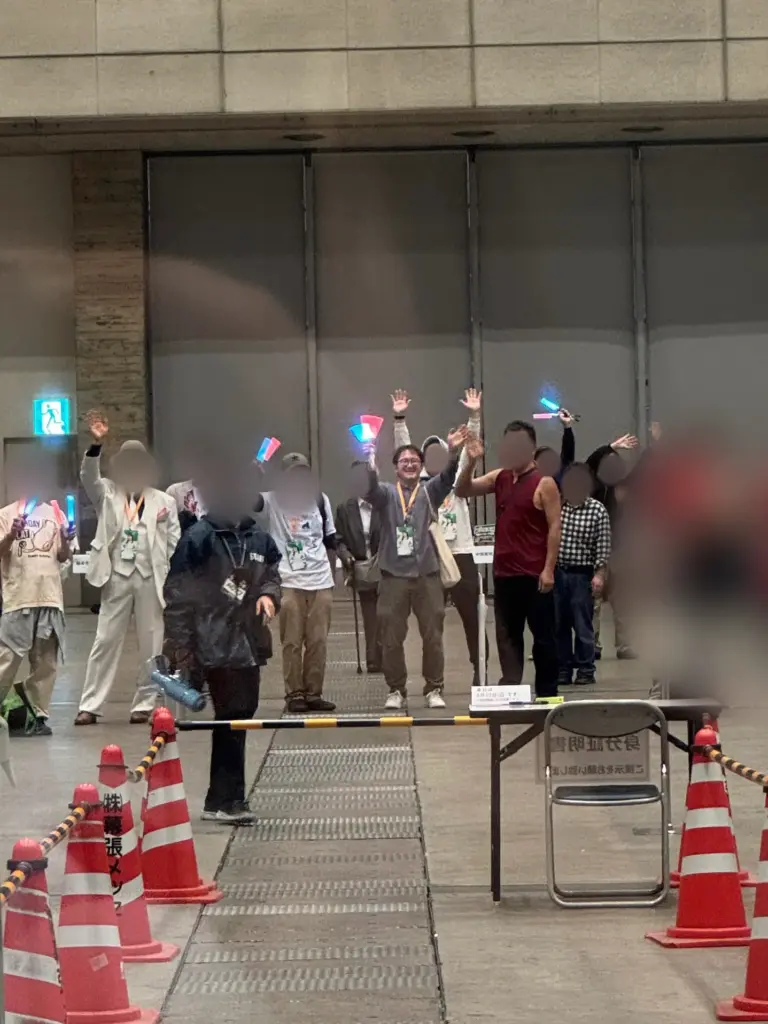 手を振る複数の男性