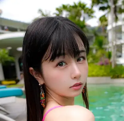 振り向く女性