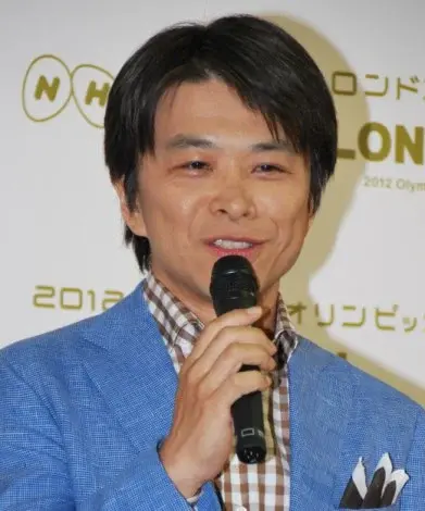 マイクを持つ男性