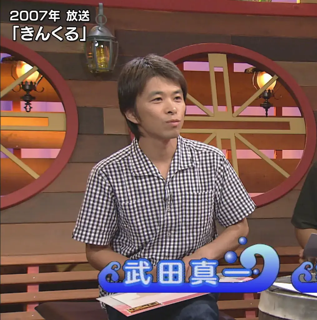 ストライプのシャツを着た男性