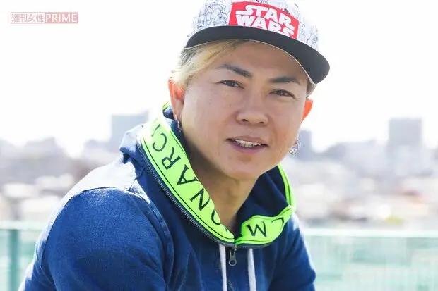 キャップを被った男性
