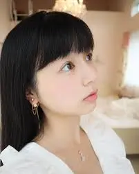 上の向く女性