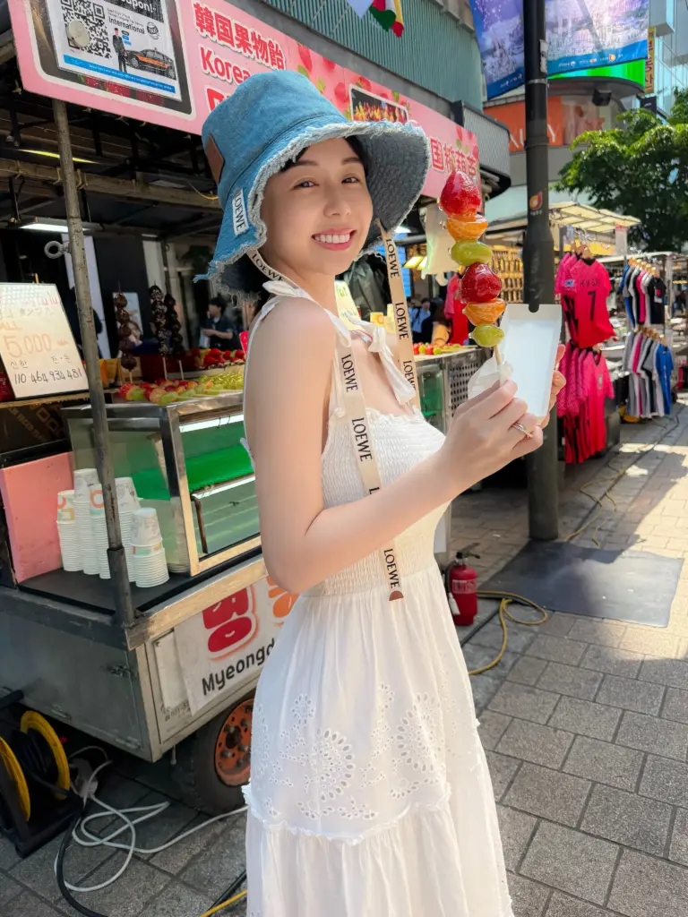 帽子をかぶる女性