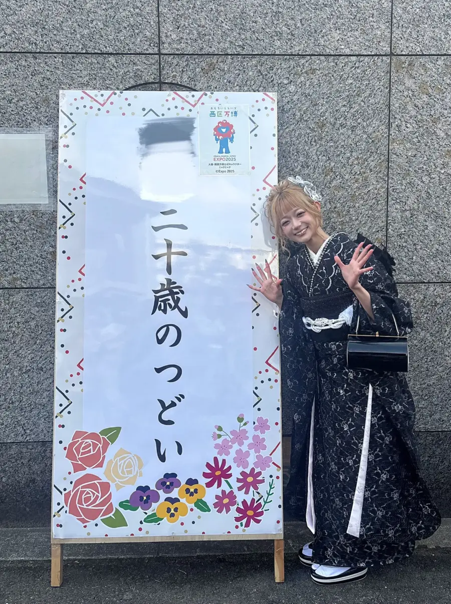 黒の着物を着た女性