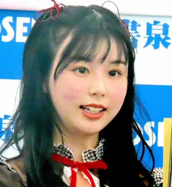 リボンをつけた女性