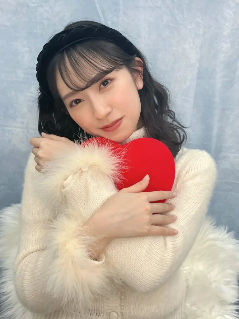 ハートを抱く女性