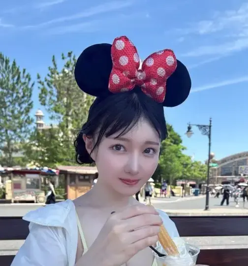 リボンのカチューシャを着ける女性