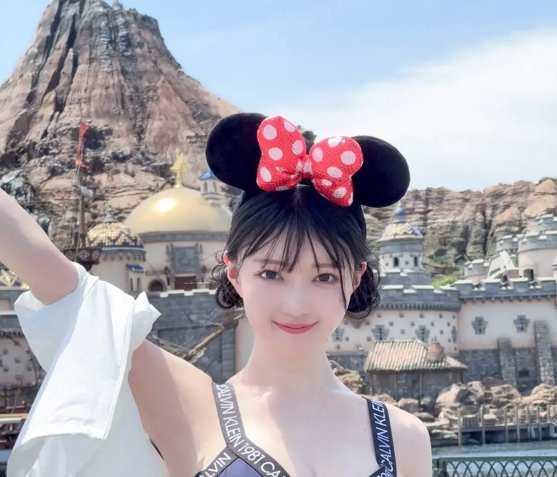 手を挙げる女性