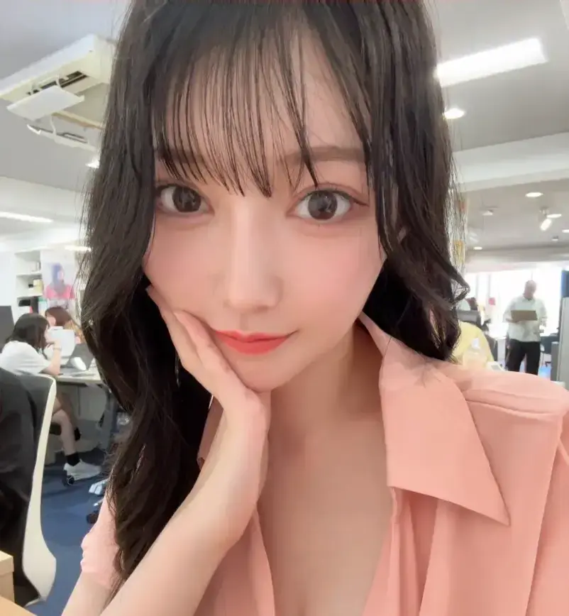頬杖をつく女性