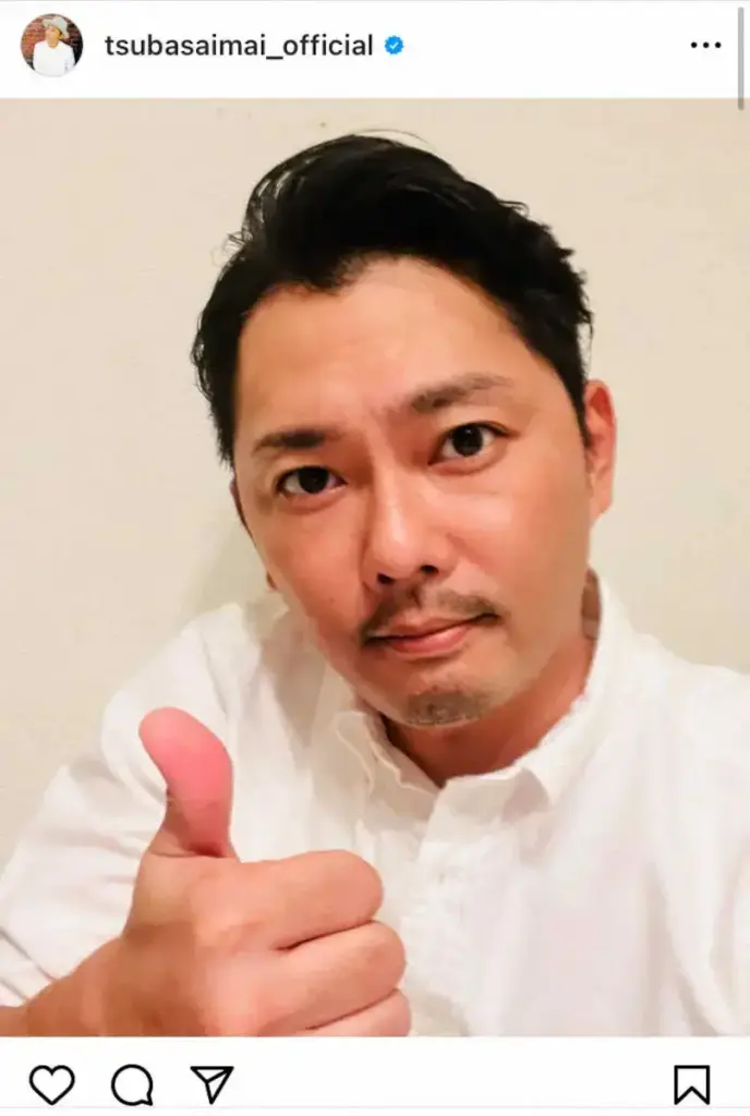 白いシャツを着た男性