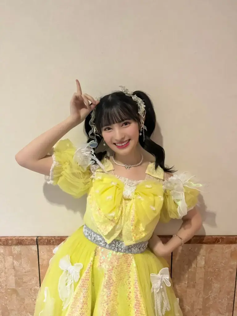 黄色いドレスを着た女性