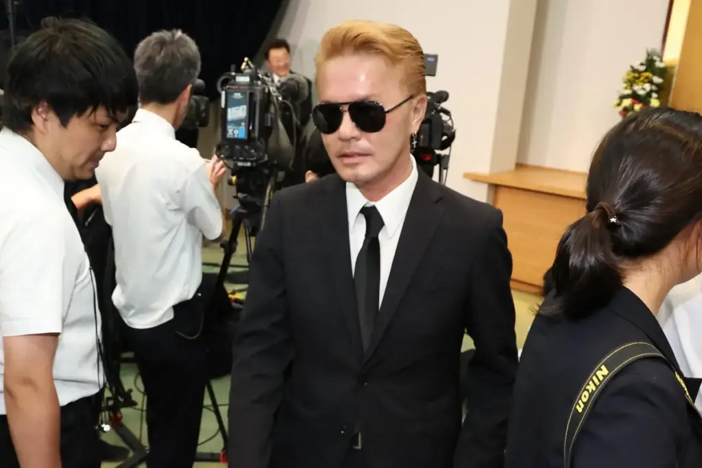黒いスーツの男性