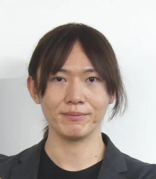 スーツを着た男性