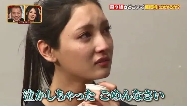 涙する女性