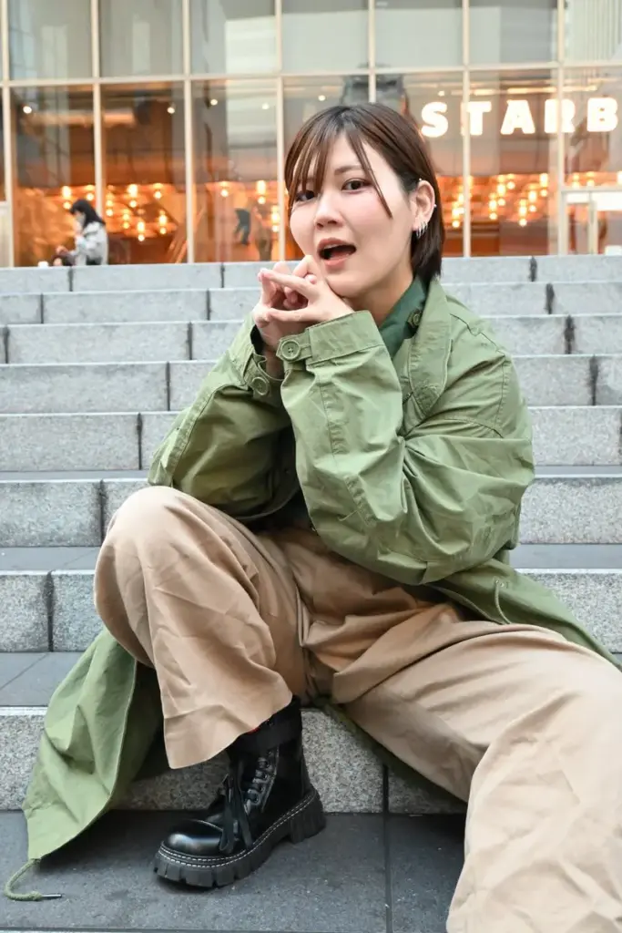 階段に座る女性