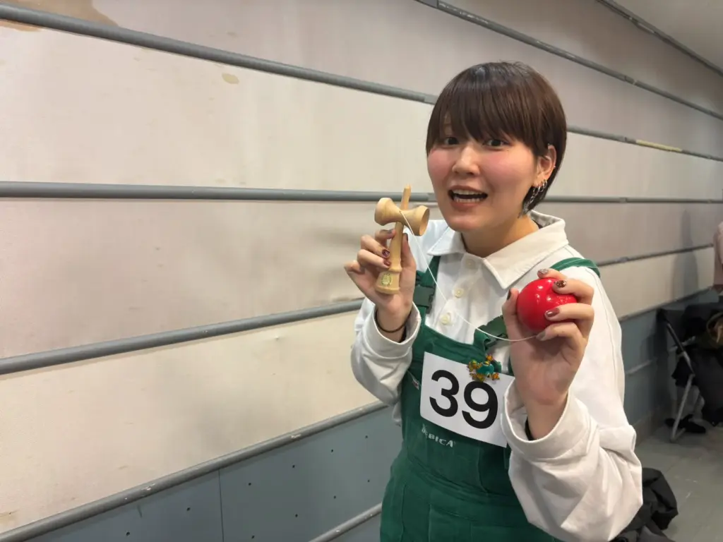 けん玉を持つ女性