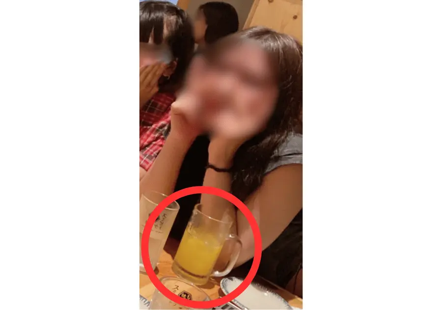 ピースする女性