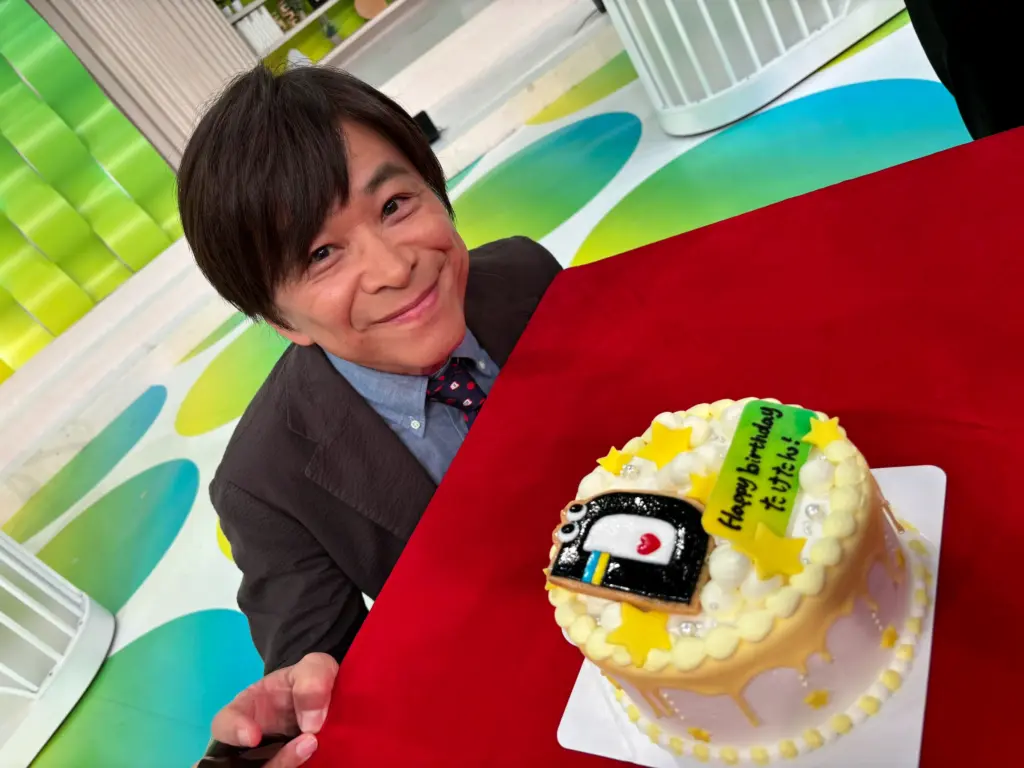 男性とケーキ