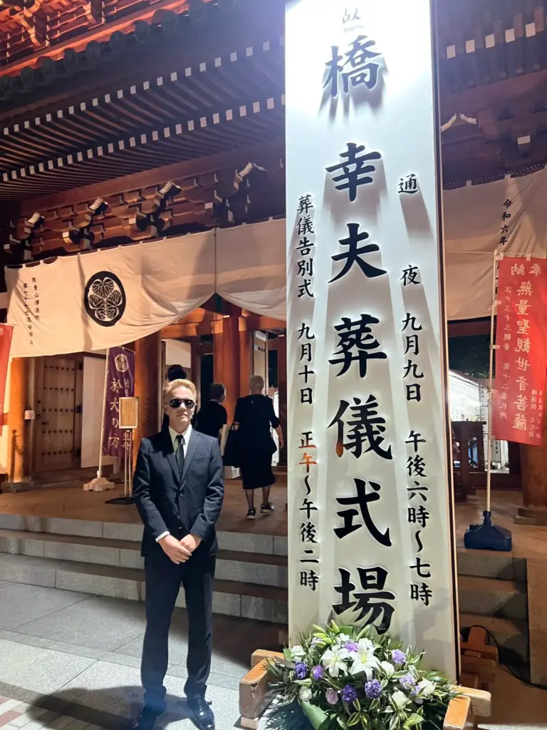 黒いスーツの男性