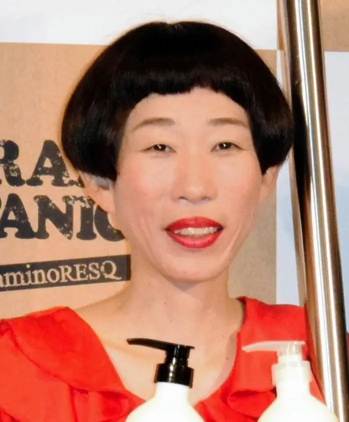 おかっぱの女性