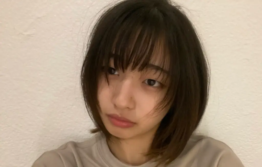 寝ぐせがついた女性