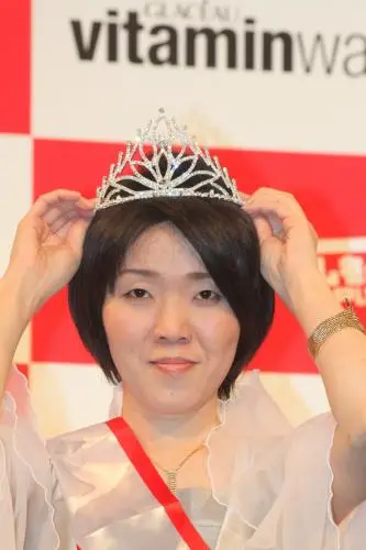 ティアラをつけた女性