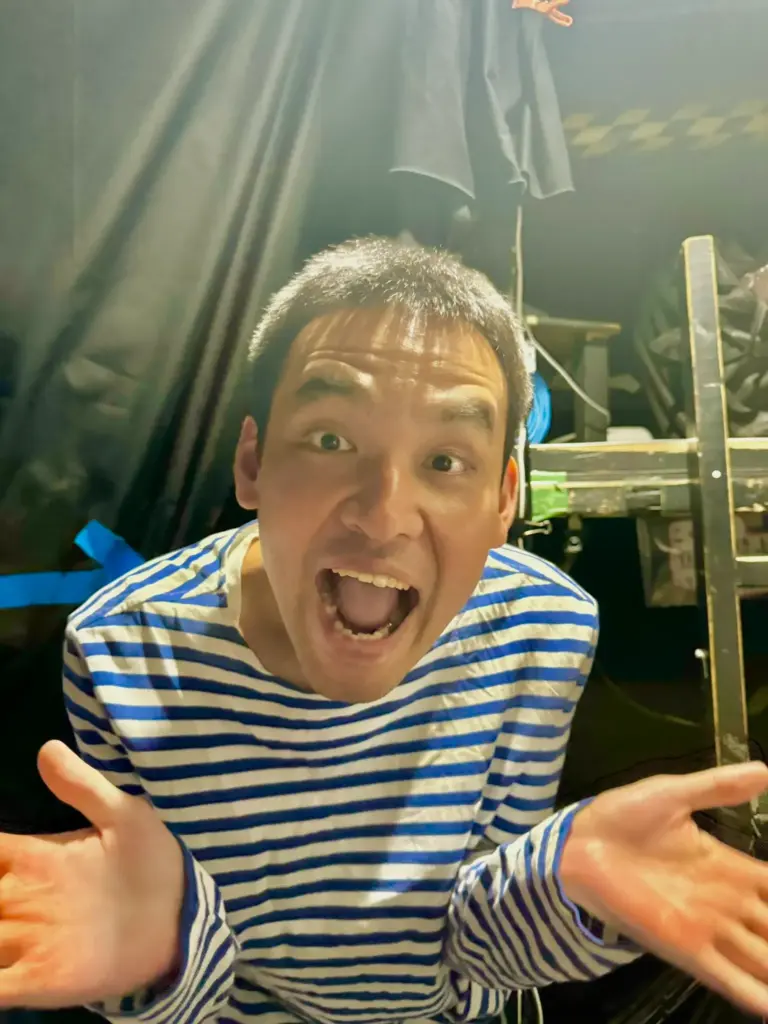 ボーダーの服を着た男性