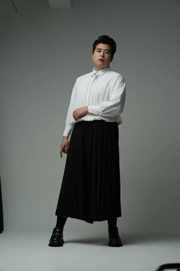 スカートを穿いている男性