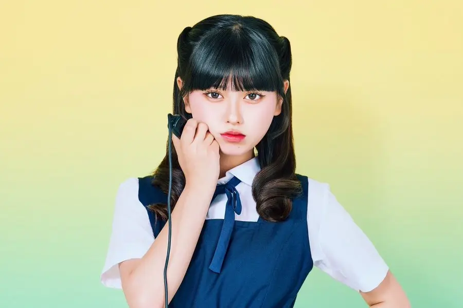 制服を着た少女