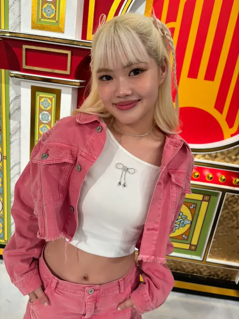 ピンクの服を着た女性