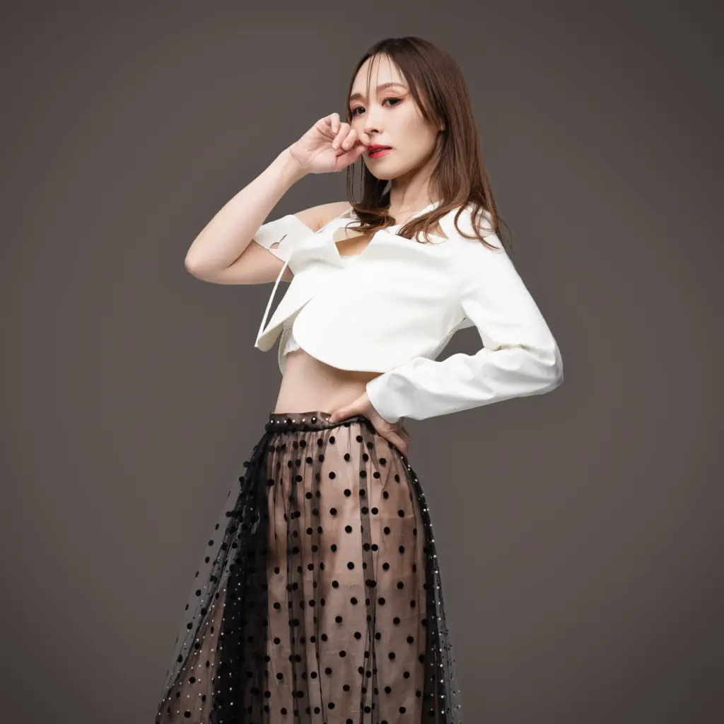 白のブラウスを着た女性