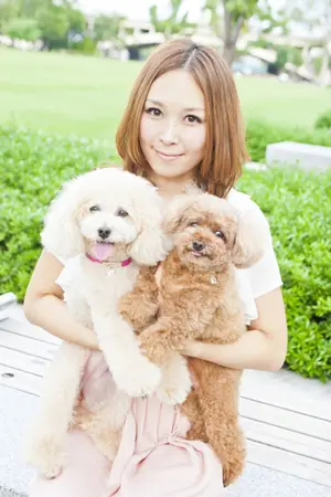 犬を抱く女性