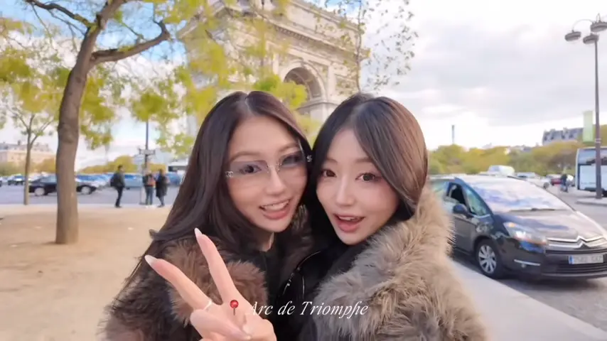 ピースする女性