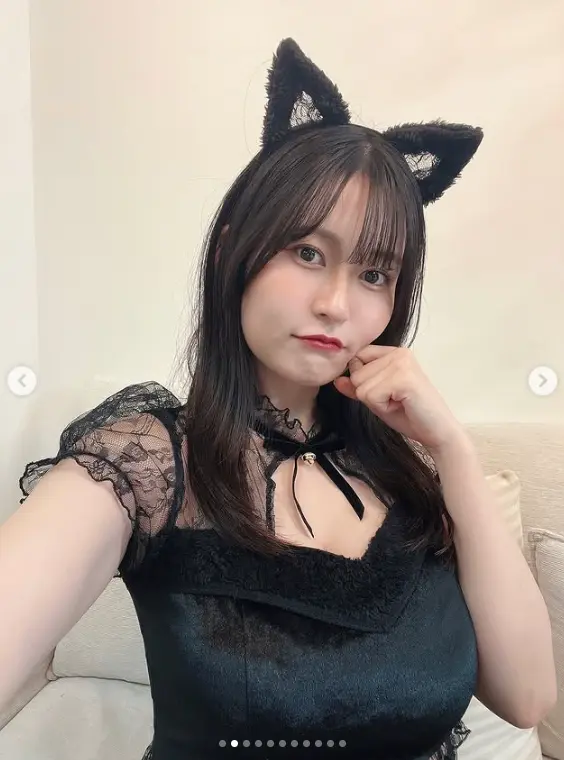 猫の衣装を着た女性