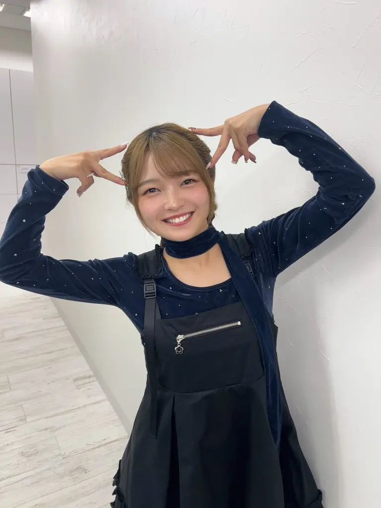 ピースする女性