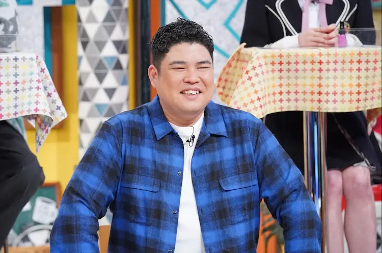 チェックのシャツを着ている男性